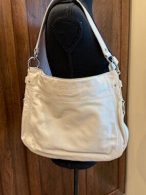 Coach Cream Leather Hobo Shoulder Bag – Classic Everyday Style